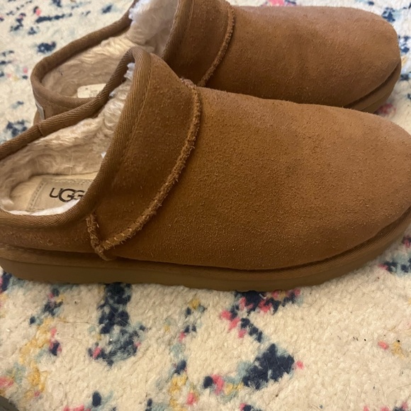 Classic UGG slipper. Size 8. Excellent condition. Only wore a few times - Picture 2 of 4